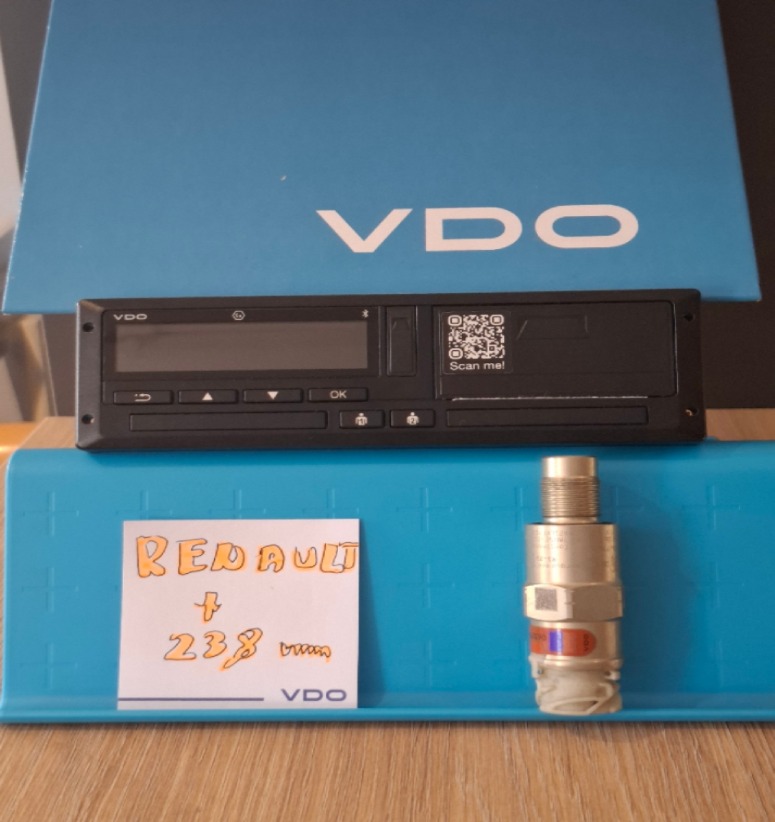 Używany tachograf RENAULT 24 V VDO z czujnikem 25mm